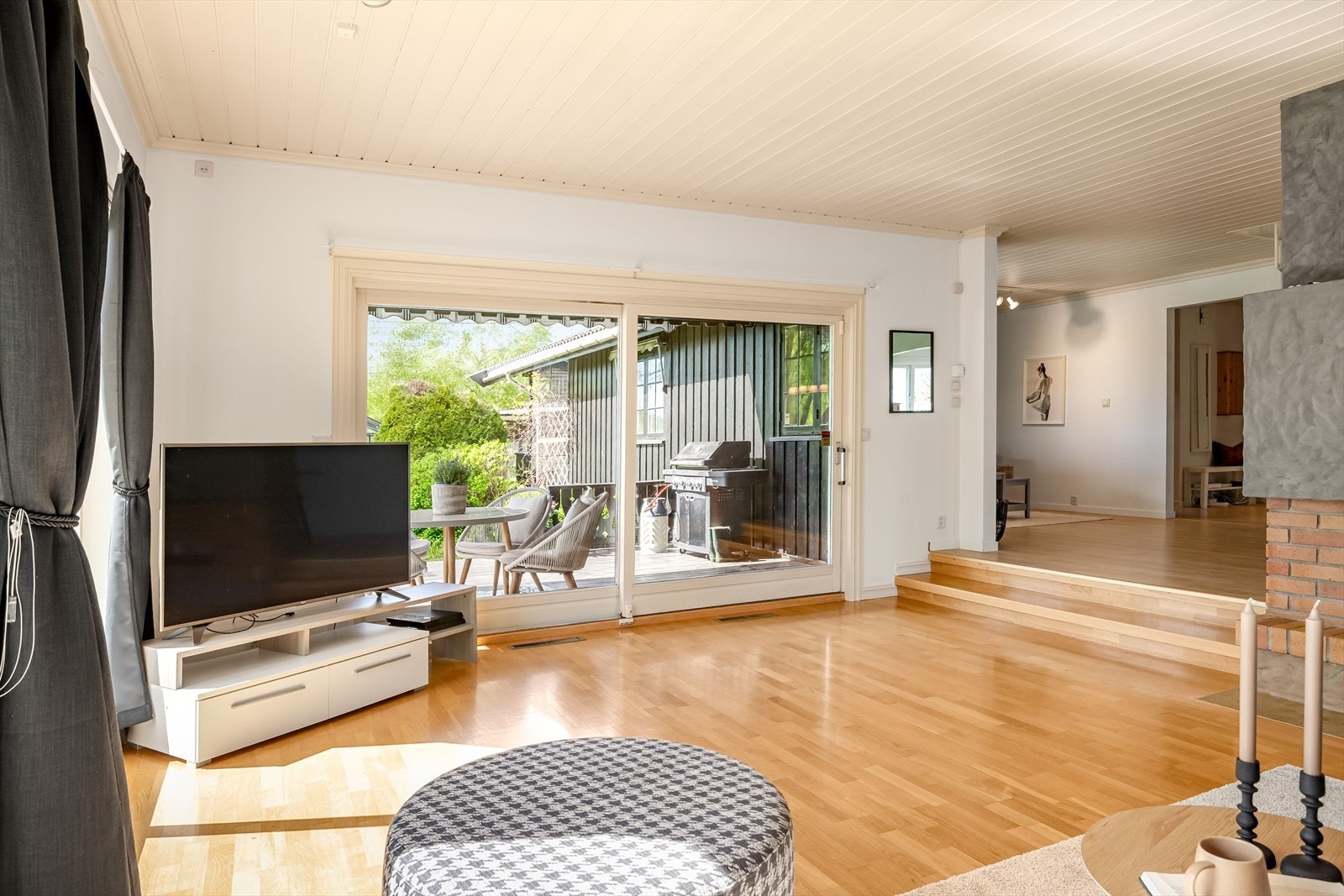 Stuen er romslig og naturlig delt inn i flere soner. Galleribilde