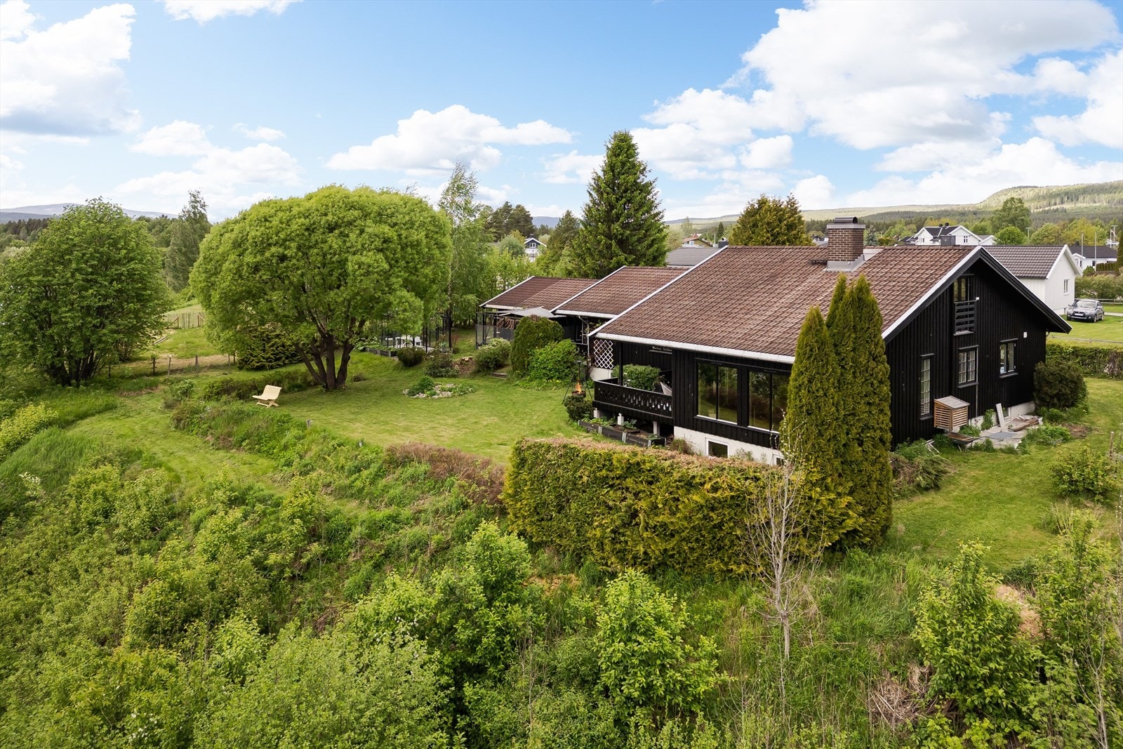 En særdeles unik og idyllisk beliggende eiendom på en stor og usjenert tomt ut mot Glomma. Eiendommen er en perle av de sjeldne nær Glommas bredder og bør absolutt oppleves! Galleribilde
