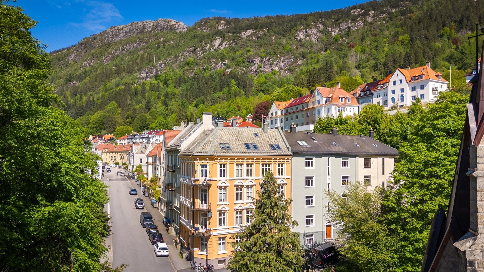 Kort vei til flere badebrygger like nedenfor, bussholdeplass like utenfor og lokal dagligvarebutikk like bortenfor. Galleribilde