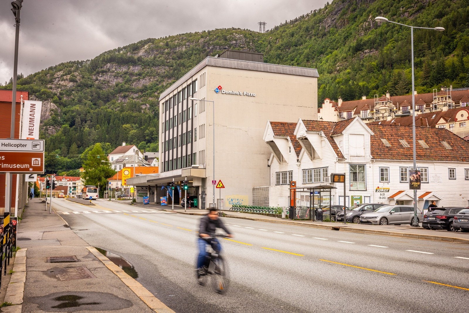 God offentlig kommunikasjon med bussholdeplass for linje 18 bare ett minutt unna. Galleribilde