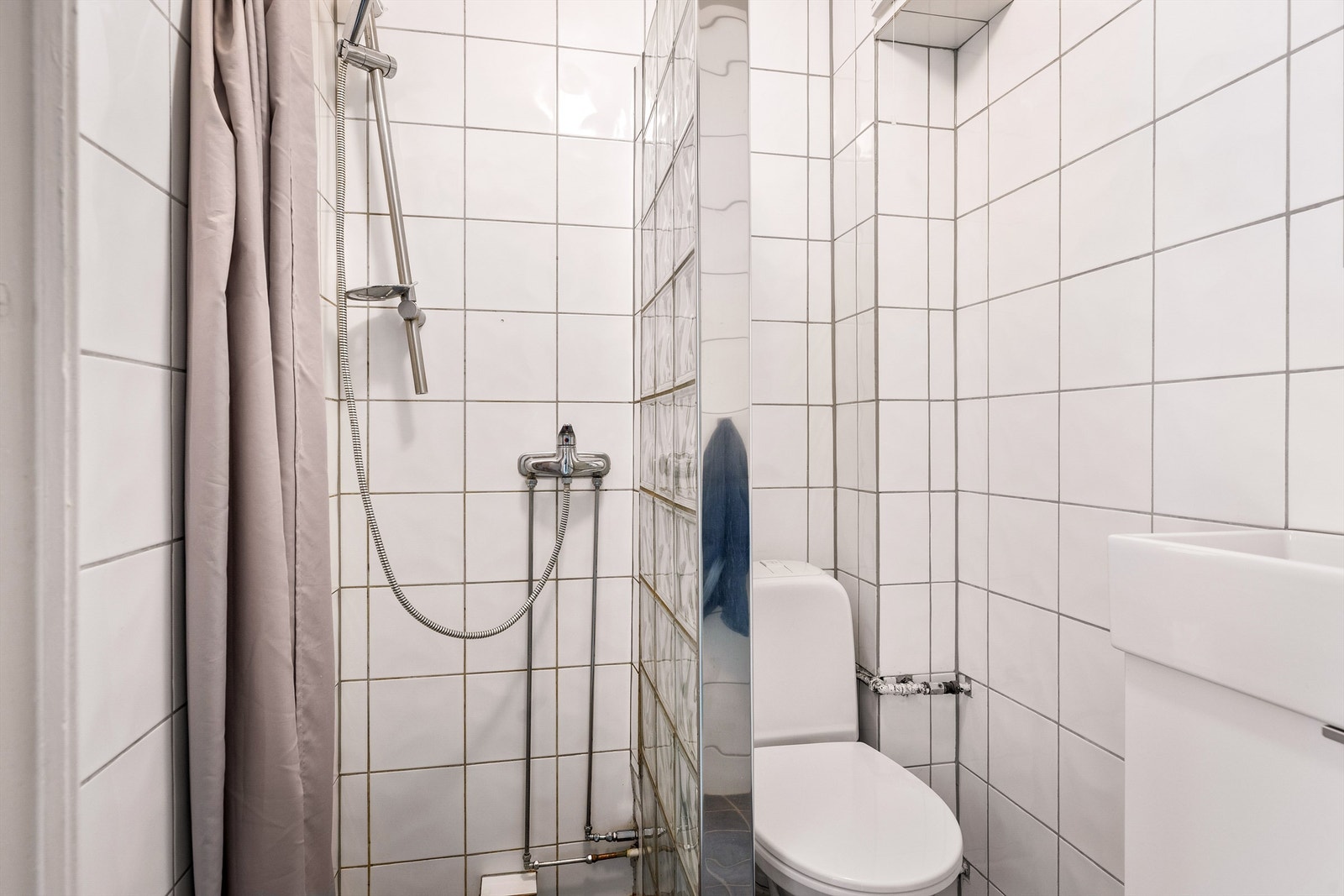 Badet har keramiske fliser på gulv og vegger. Galleribilde