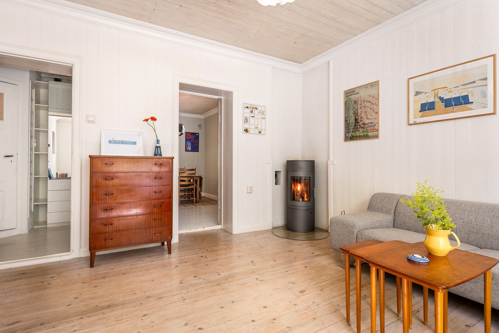 Stuen har god plass til sofagruppe og oppleves som lys og åpen. God takhøyde. Galleribilde