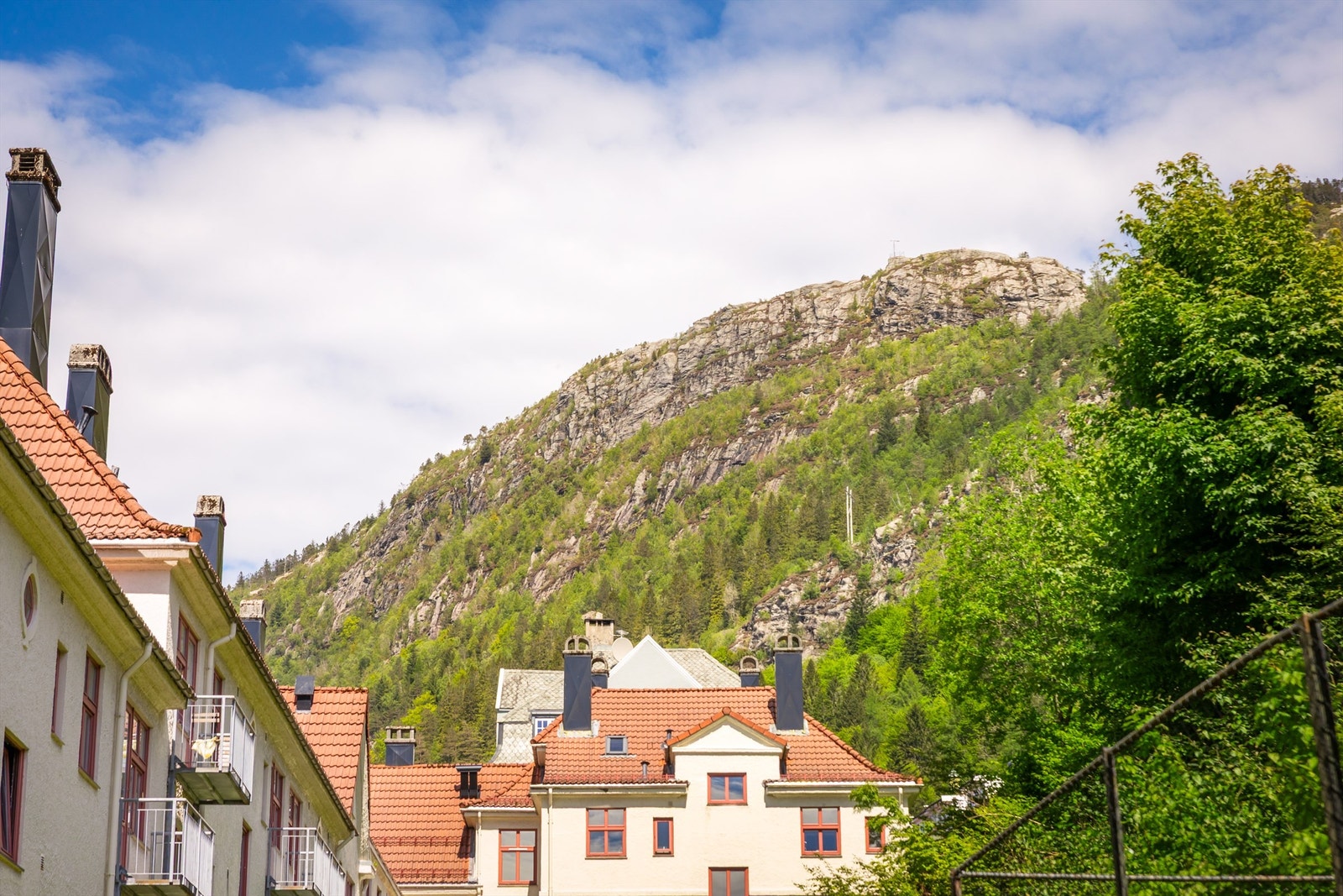 Beliggenheten gir umiddelbar nærhet til Fjellveien, Stoltzekleiven og byfjellene for tur og rekreasjon. Galleribilde