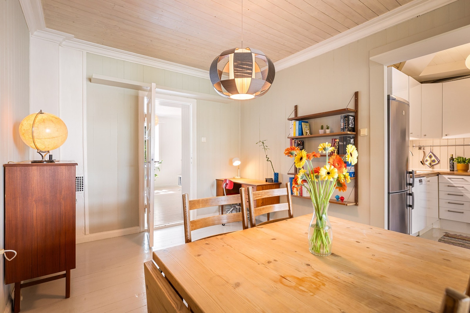 Fra spisestuen er det åpen tilgang til kjøkkenet, noe som skaper en god flyt mellom sonene. Galleribilde