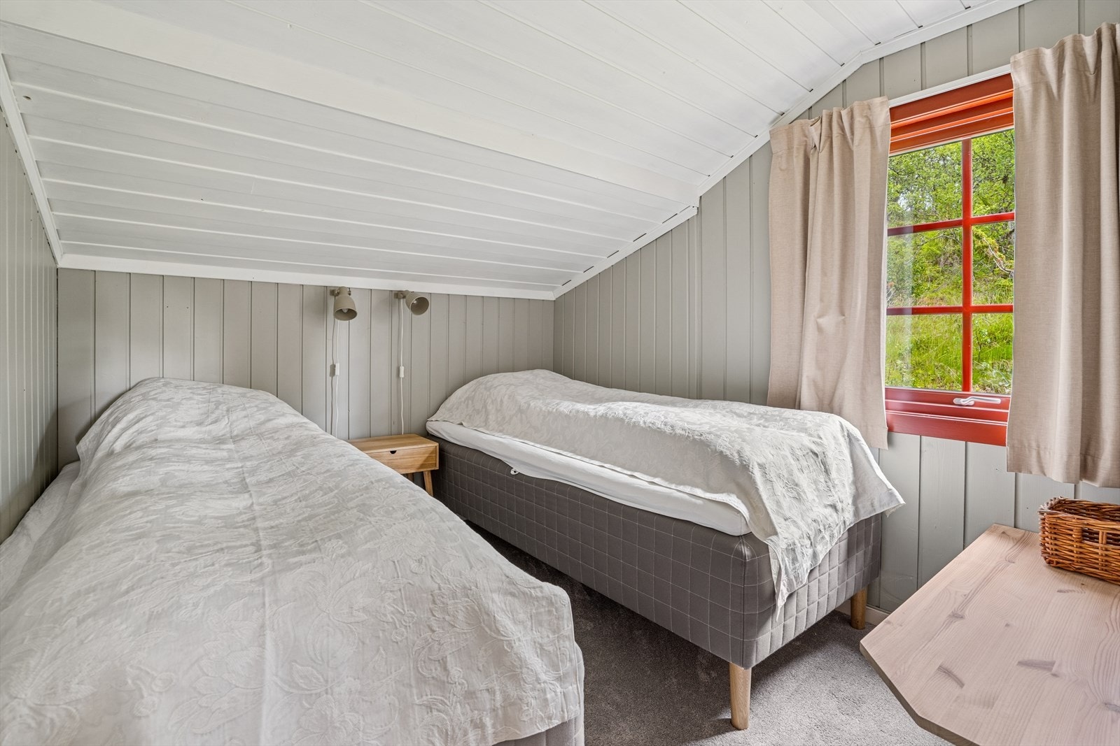 Soverommene ligger i hyttas hovedetasje, med adkomst gjennom walk-in closet. Galleribilde