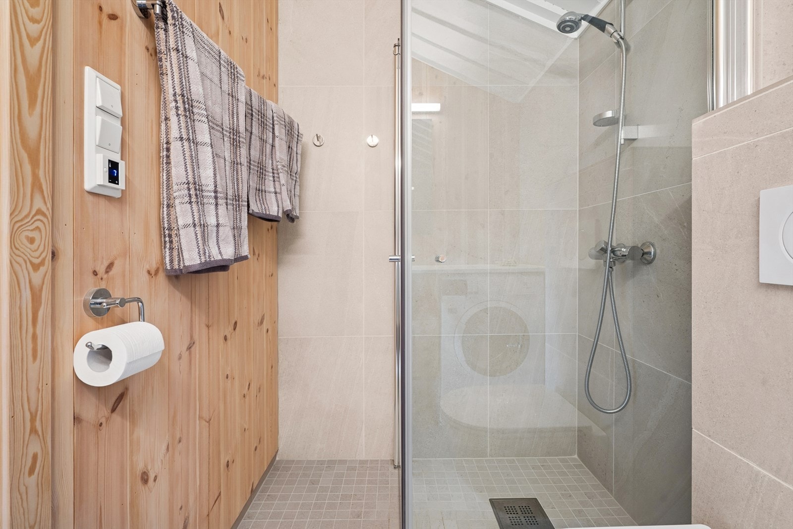 Badet har flislagt gulv med elektrisk gulvvarme Galleribilde