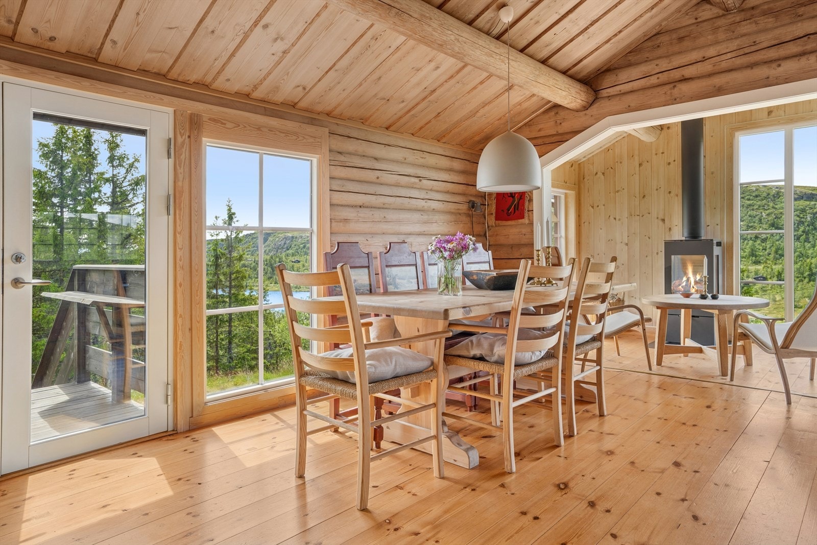 Spisestuen har god plass til å samle familie og venner. Galleribilde