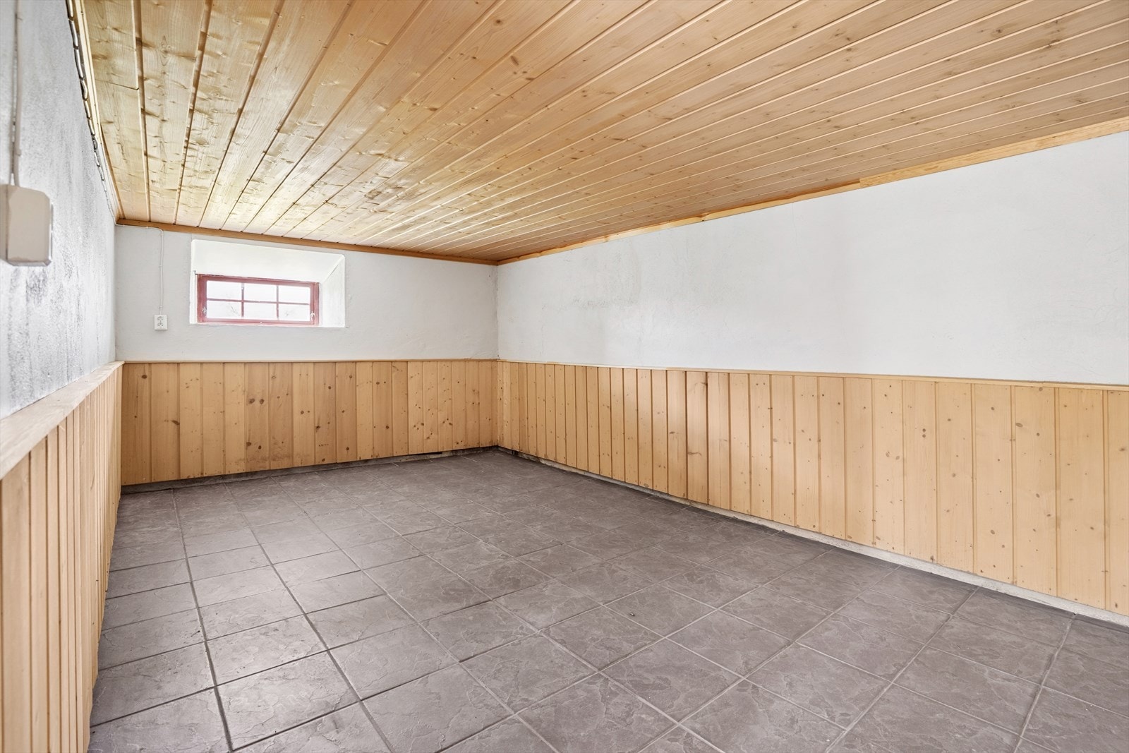 I hyttas underetasje er det godt med bodplass. Galleribilde