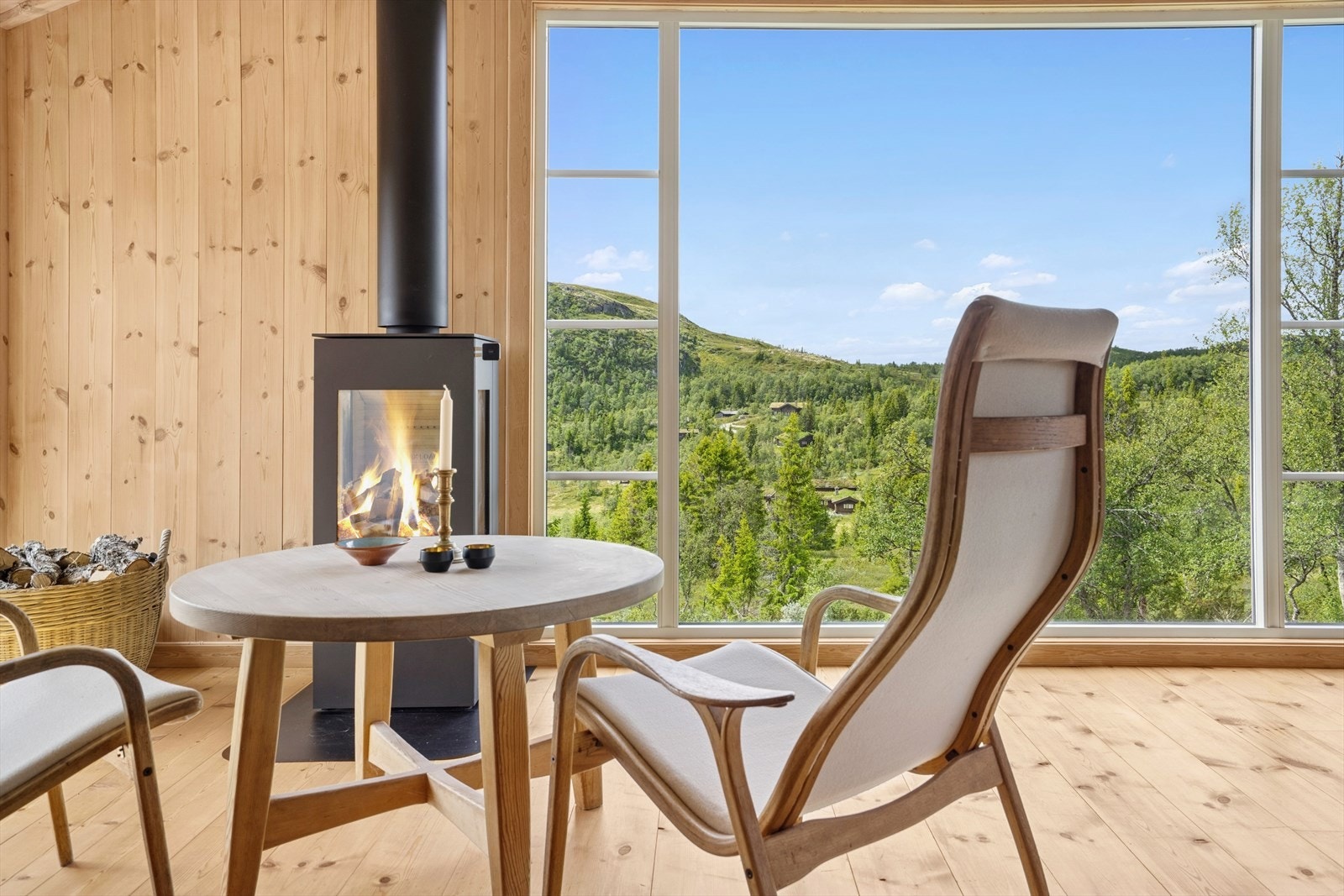 Fra stuen er det fantastisk utsikt over naturskjønne omgivelser. Galleribilde