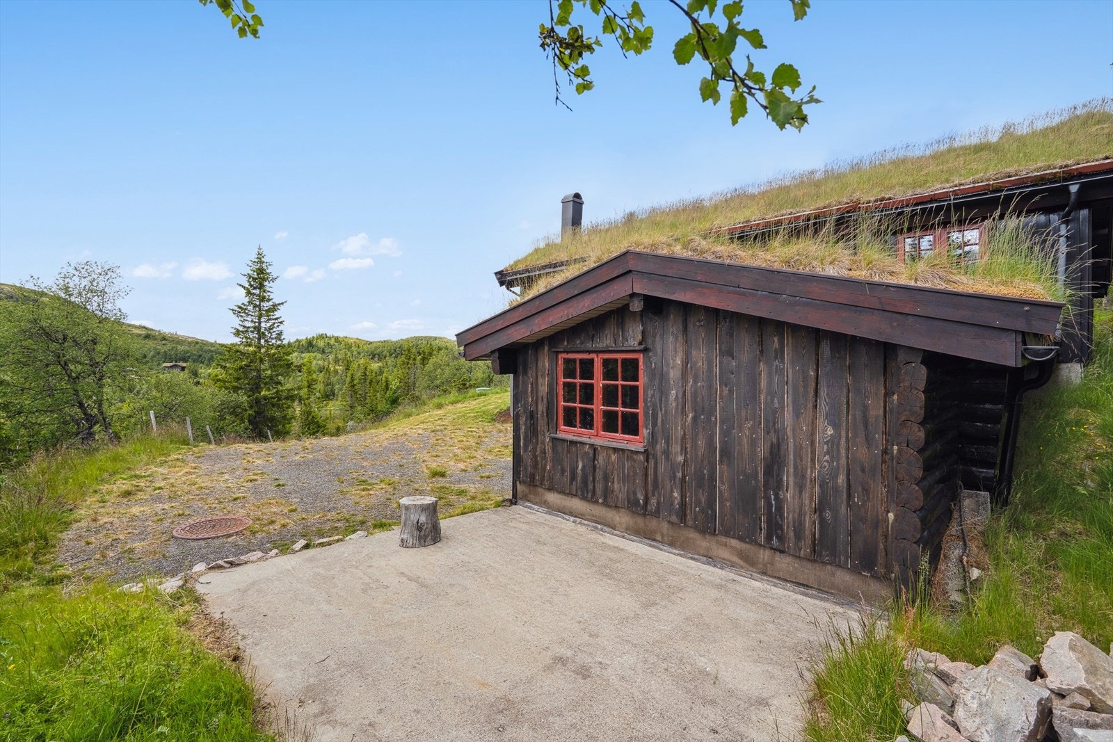 På tomten er det det gruset innkjørsel med god plass til parkering. Galleribilde