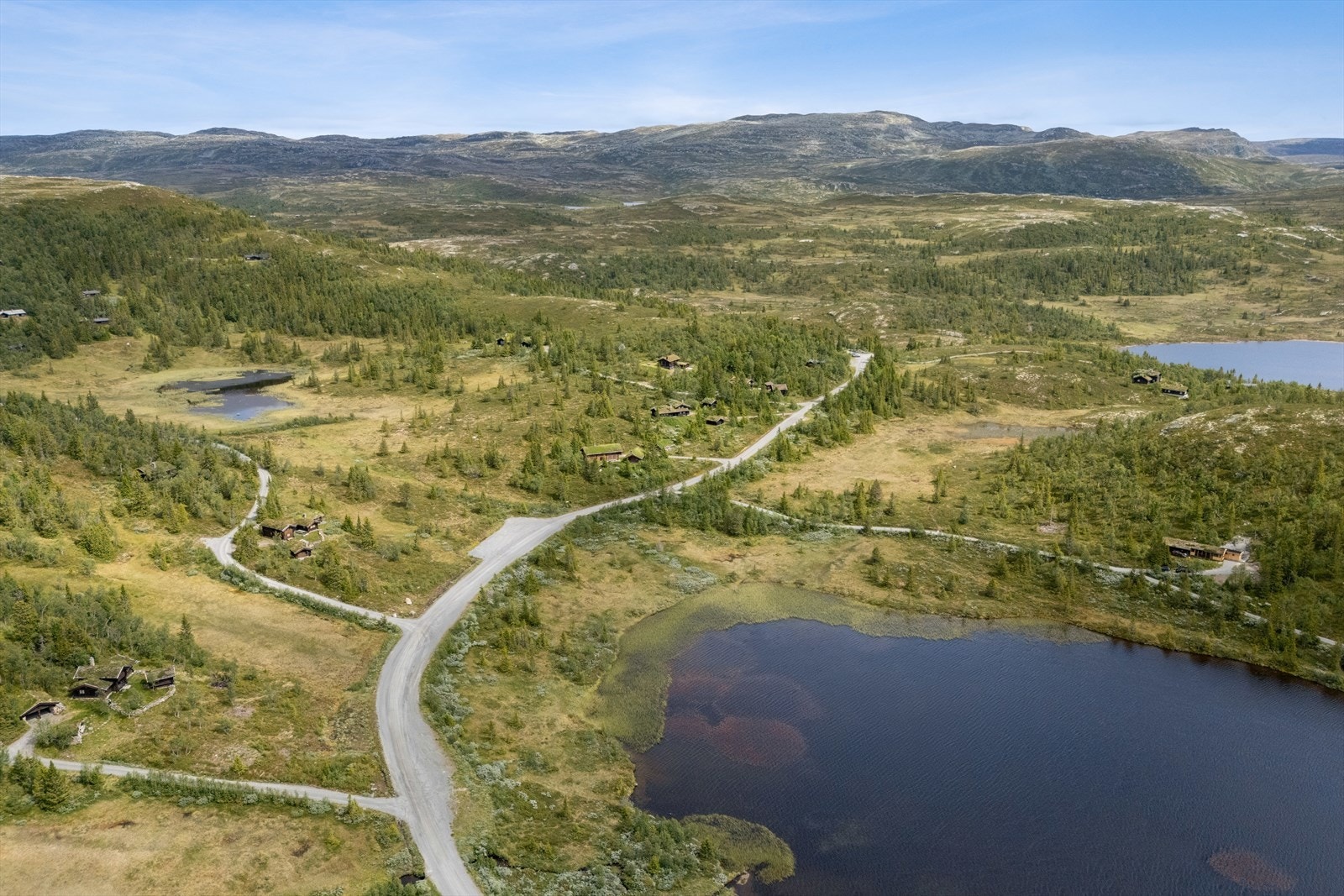 Ca. 25 minutter kjøring fra hytta ligger Haglebu , hvor du blant annet finner et familievennlig skisenter med tre heiser og syv bakker. Her finner du også Haglebu Fjellstue som kan by på konserter, hjemmelaget mat eller et glass i baren. Galleribilde