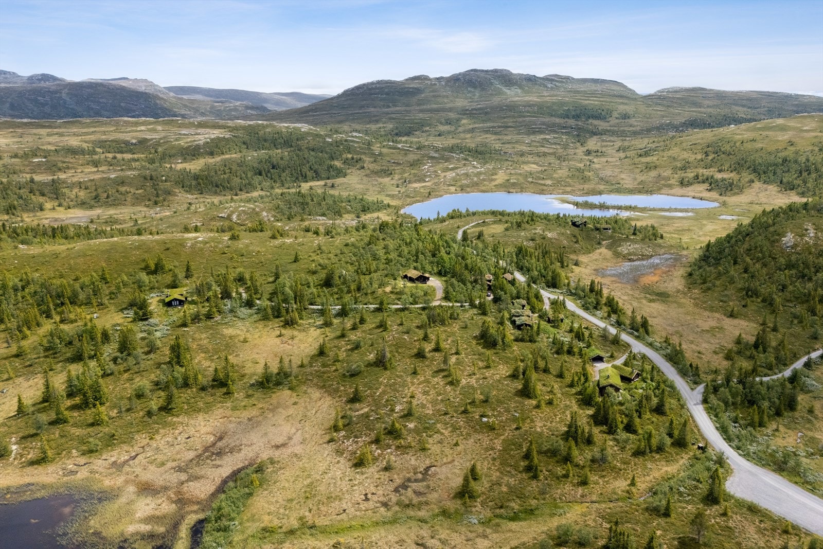Resten av året kan området by på flotte turer i storslagen natur, fisking i krystallklare fjellvann, jakt og bærplukking. Galleribilde