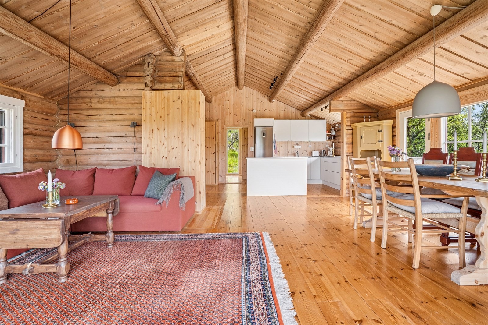 Stuen deles naturlig inn i soner. Galleribilde