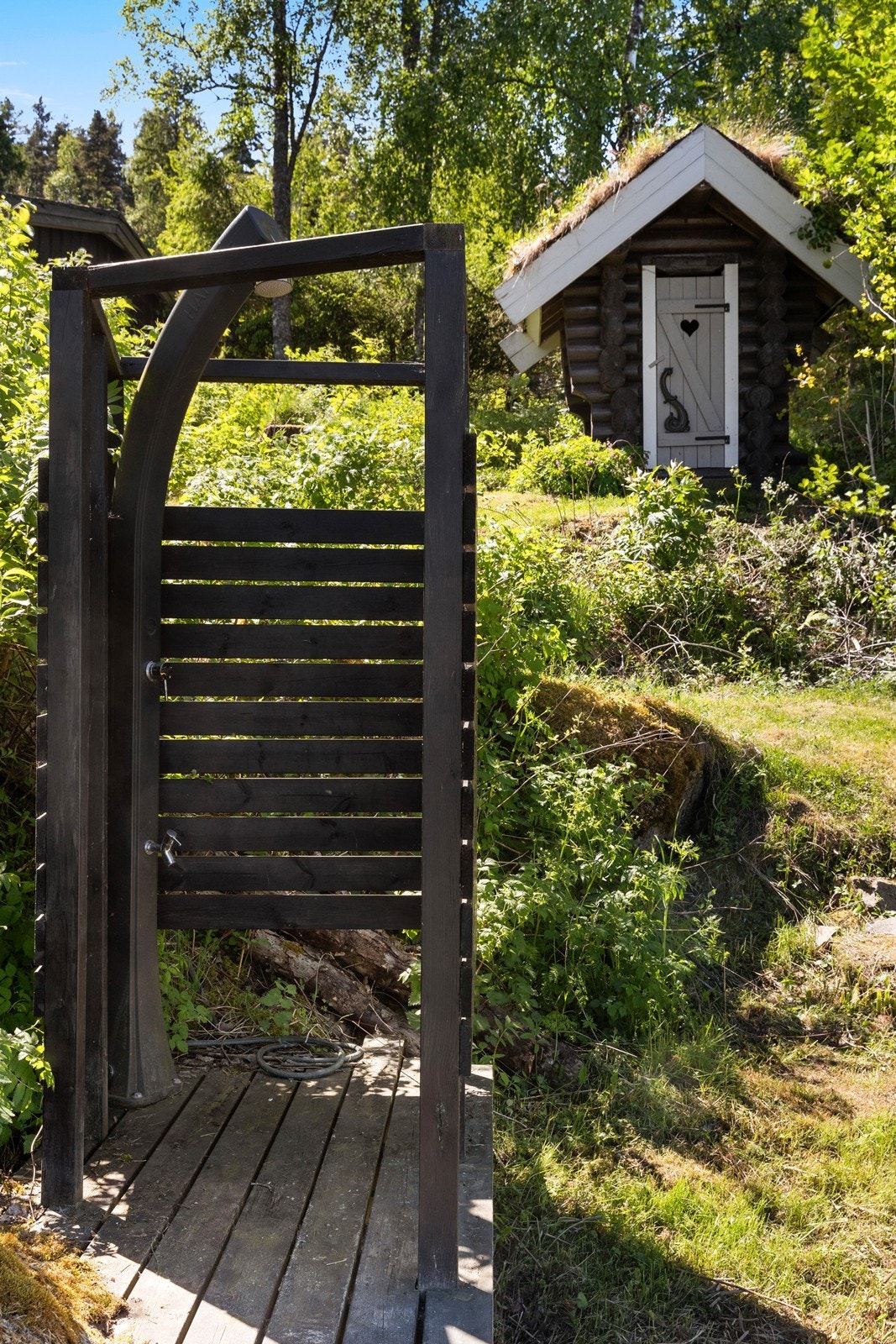 Utedusjen har naturlig ventilasjon og er praktisk plassert på tomten. Galleribilde