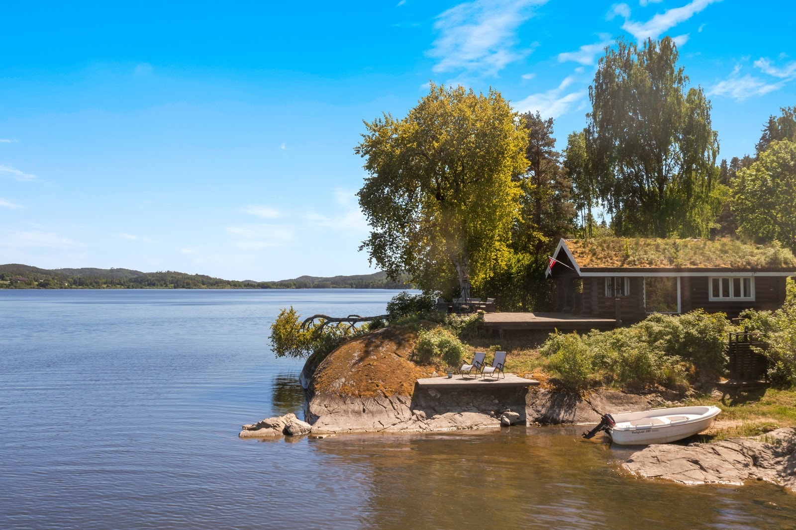 Hytta ligger idyllisk til med kort avstand til vannet. Galleribilde