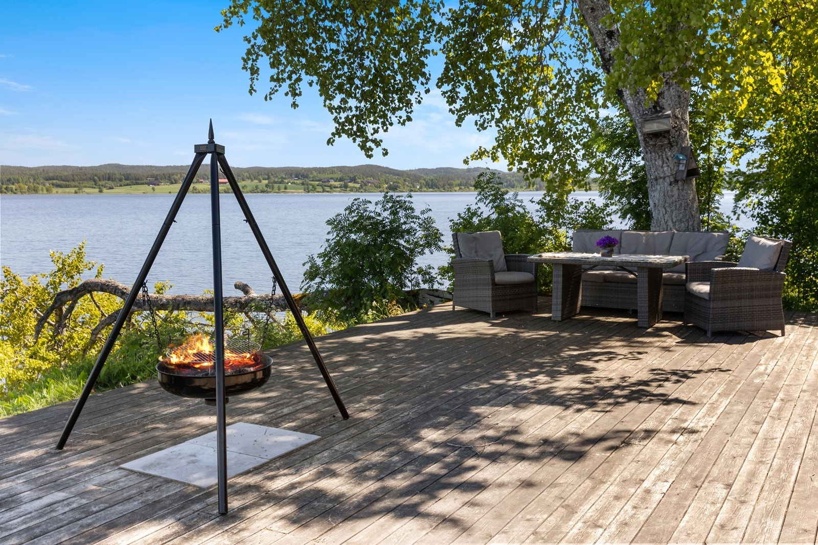 Treplatting med grillplass gir en hyggelig ramme for selskap og matlaging utendørs. Galleribilde