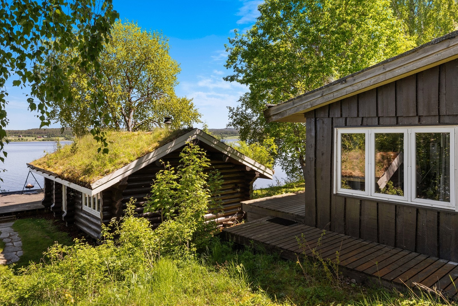 Hytta har en terrasse på 88 m² samt en platting ved vannet på 8 m². Galleribilde