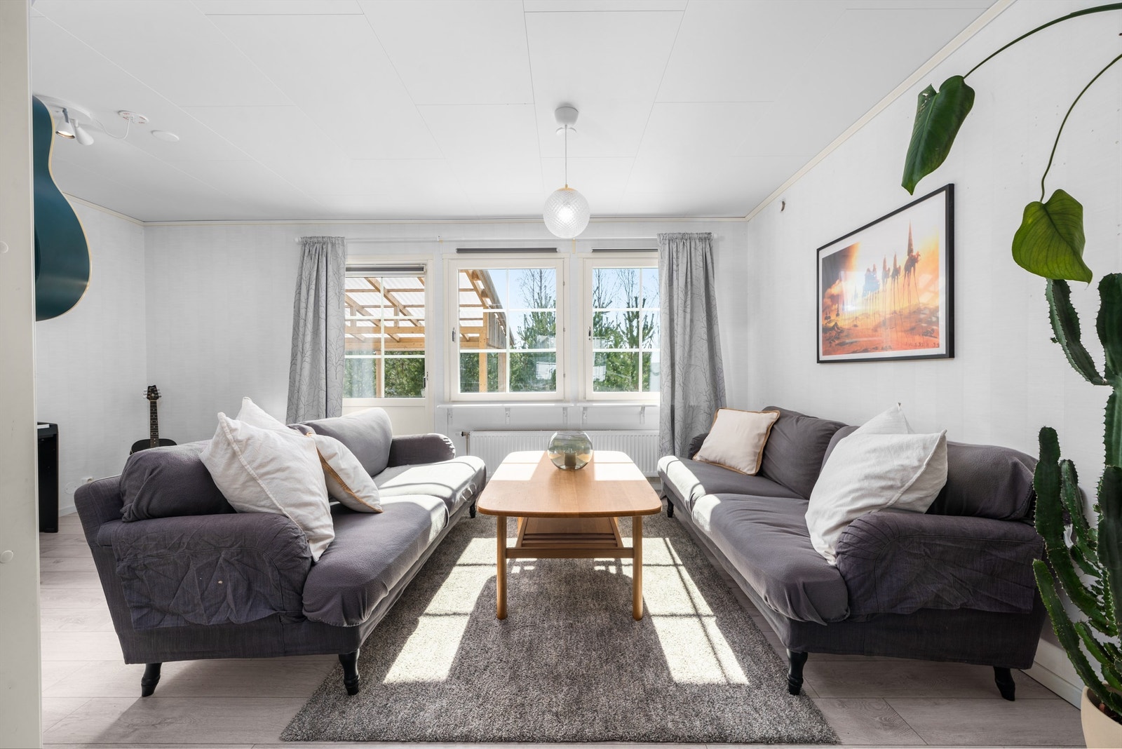 Store vindusflater slipper inn rikelig med dagslys og direkte utgang til terrasse. Galleribilde