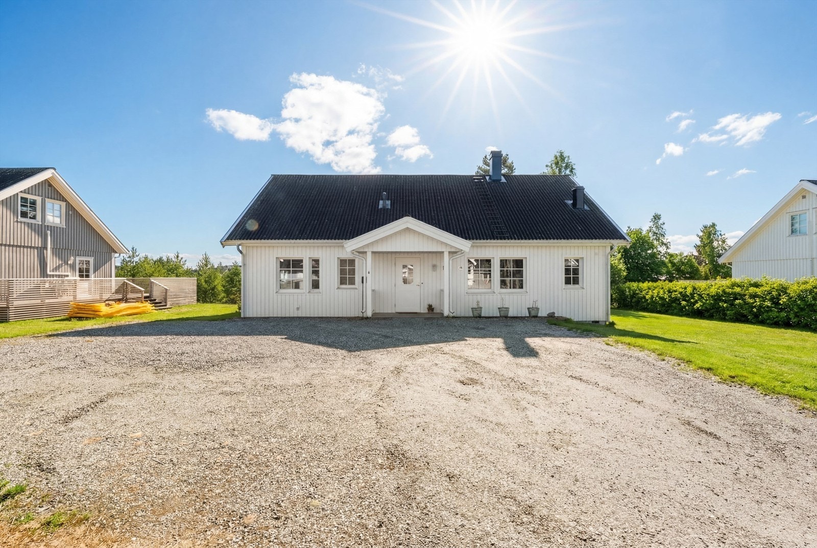 Parkerings på egen gårdsplass med montert elbil-lader. Galleribilde