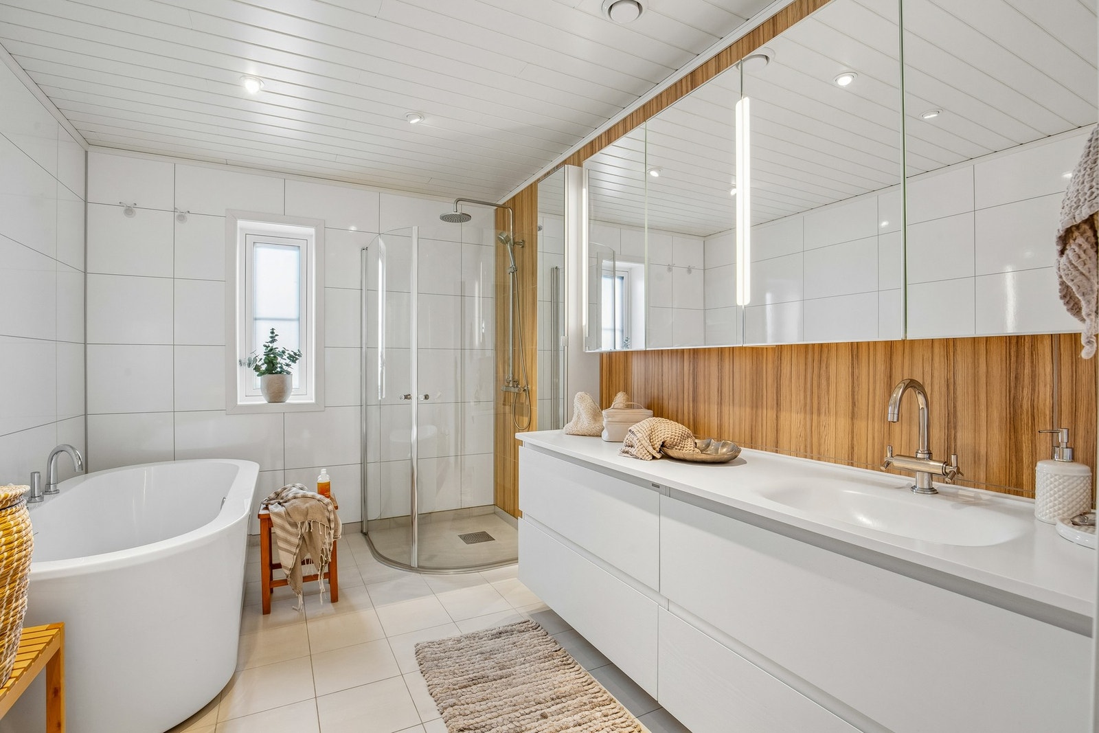 Stort bad med dusj og badekar Galleribilde