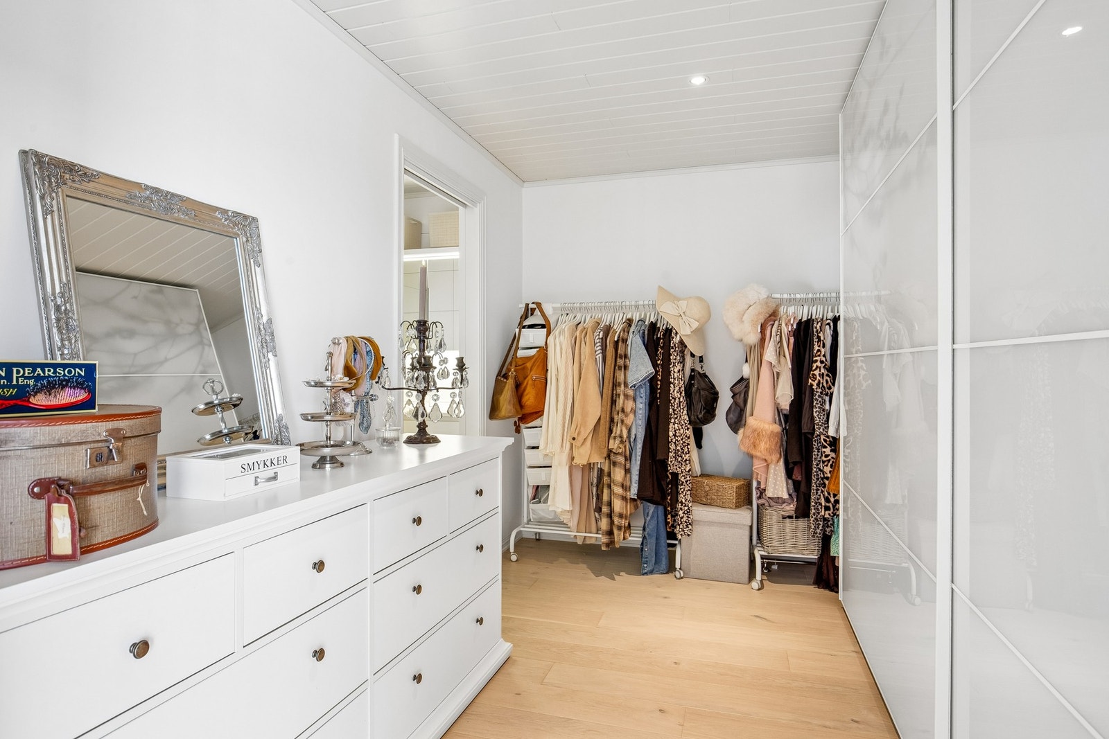 Garderobe mellom hovedsoverom og privat bad Galleribilde