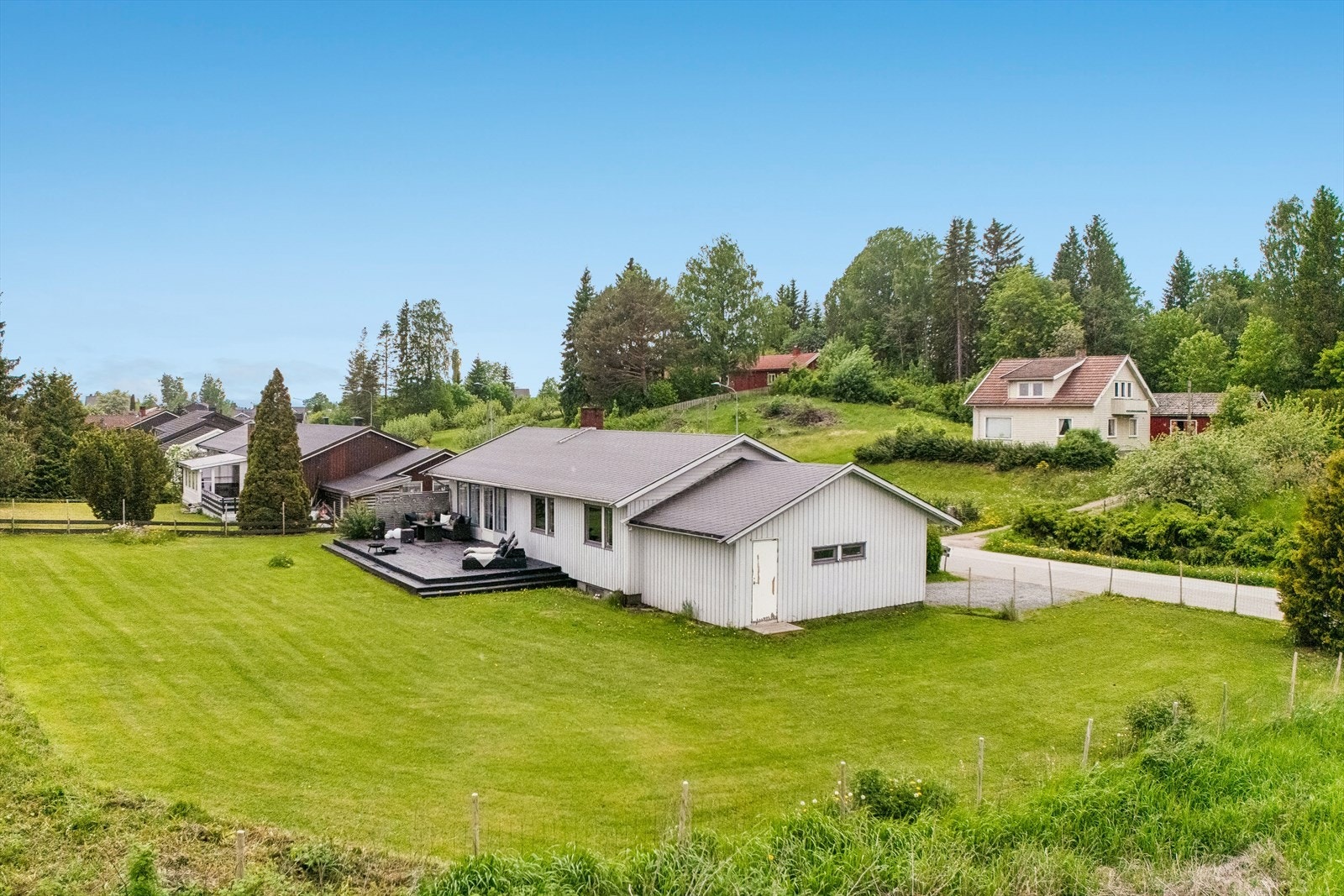 Eiendommen har god plass rundt huset, plenarealer og gode uteplasser som kan brukes gjennom store deler av dagen. Galleribilde