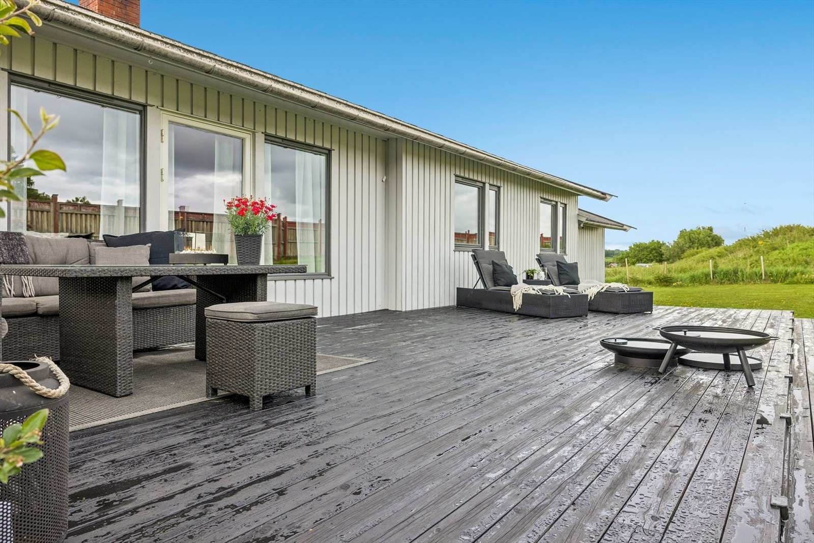Den sørøstvendte terrassen har terrassebord, utebelysning og god plass til utemøbler, grill og solsenger. Galleribilde
