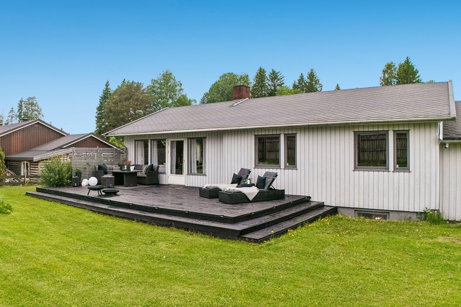 Boligen ligger fint til i et etablert og barnevennlig boligområde med kort vei til skole, barnehage, butikk og offentlig transport. Galleribilde
