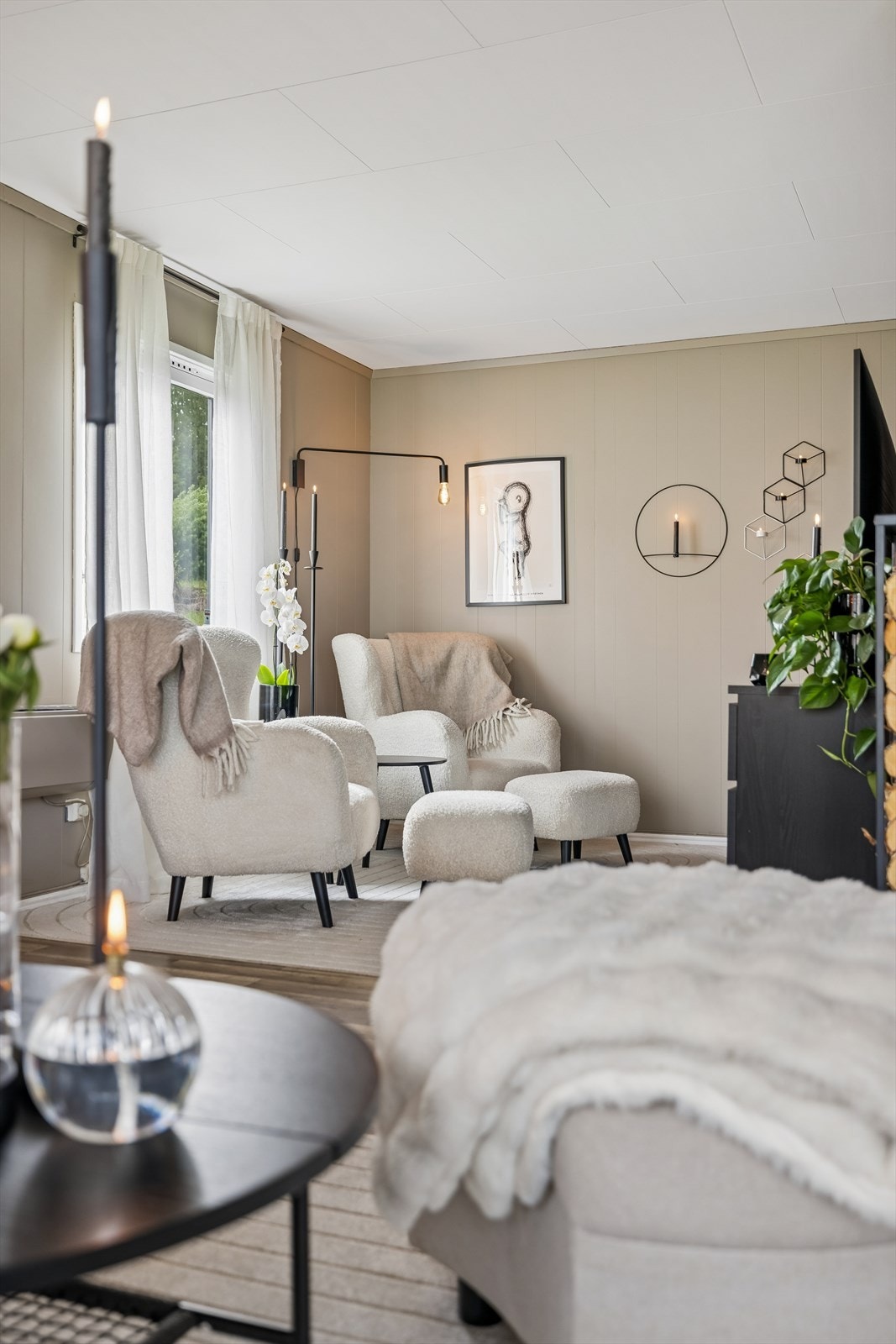 Stuen har god plass til både sofagruppe og spiseplass. Galleribilde