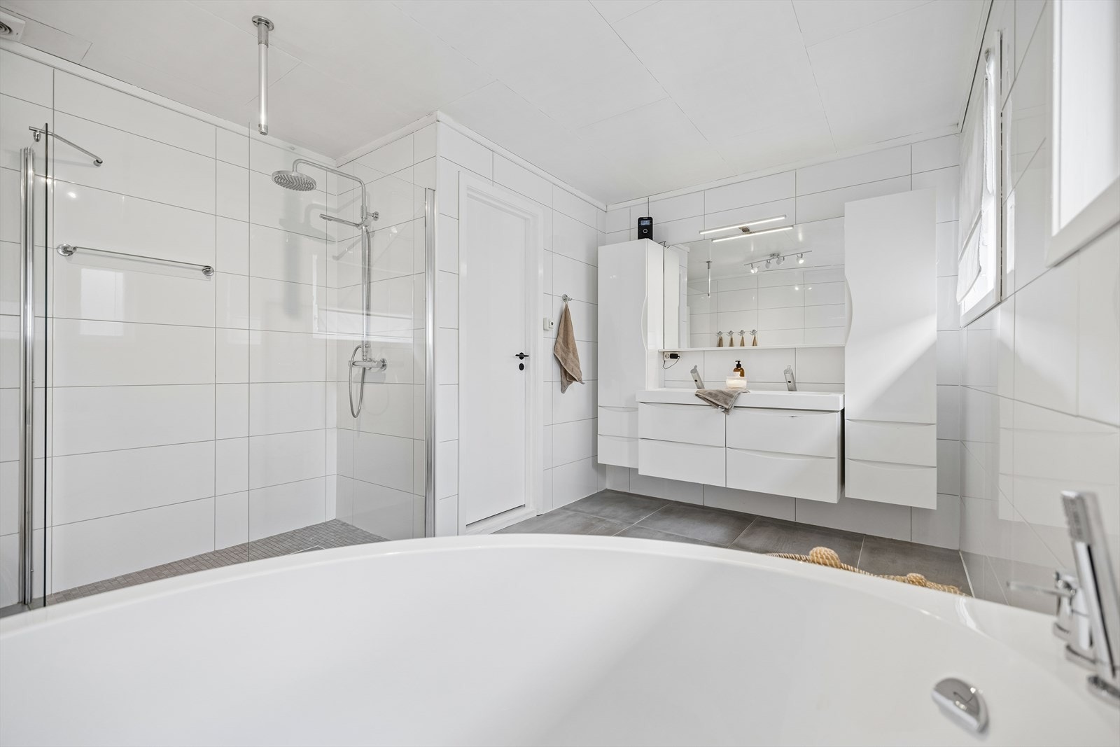 Badet ble ifølge opplysninger oppgradert ved egeninnsats i 2014, med fliser, smøremembran og plastsluk. Galleribilde