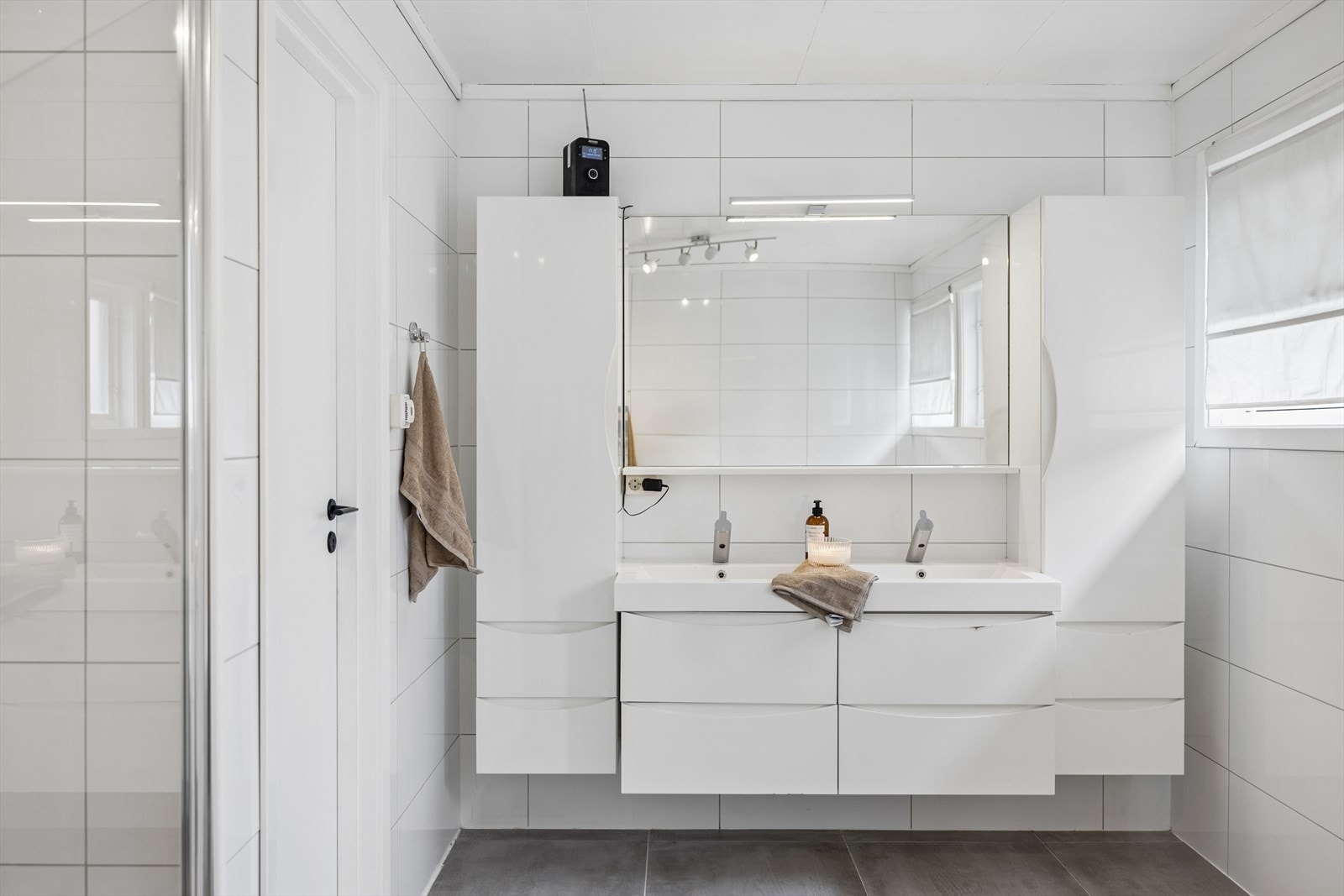 Badet har baderomsinnredning med to nedfelte servanter og god benke-/oppbevaringsplass. Galleribilde