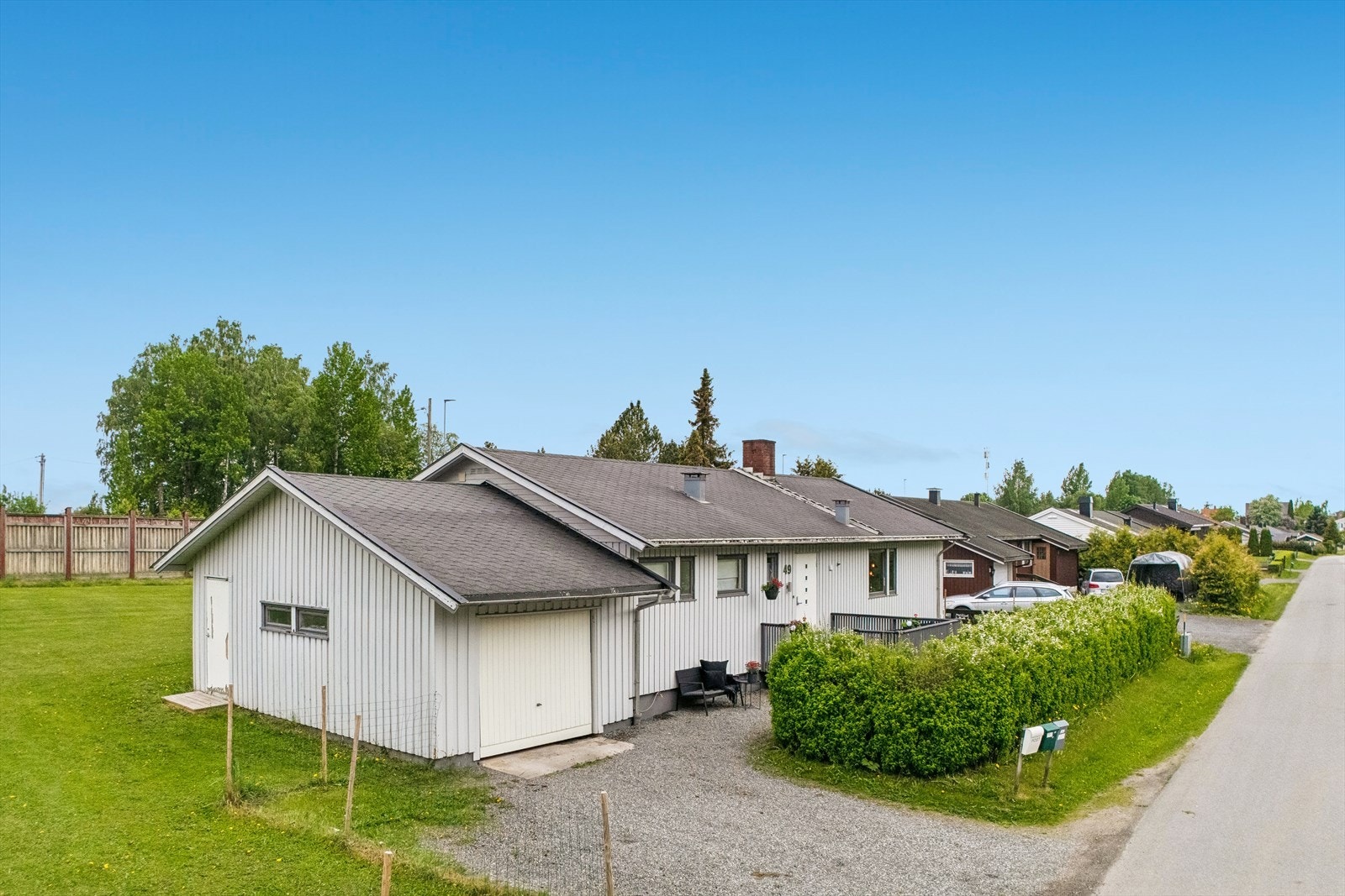 Garasje på ca. 20 m² BRA-e gir praktisk parkering og lagringsplass, i tillegg til utvendig bod på ca. 7 m² BRA-e. Galleribilde