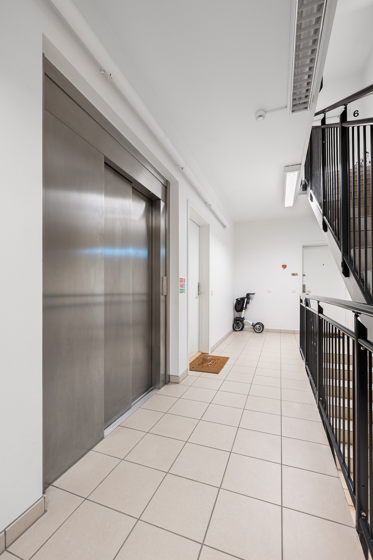 Felles trappegang med heis Galleribilde