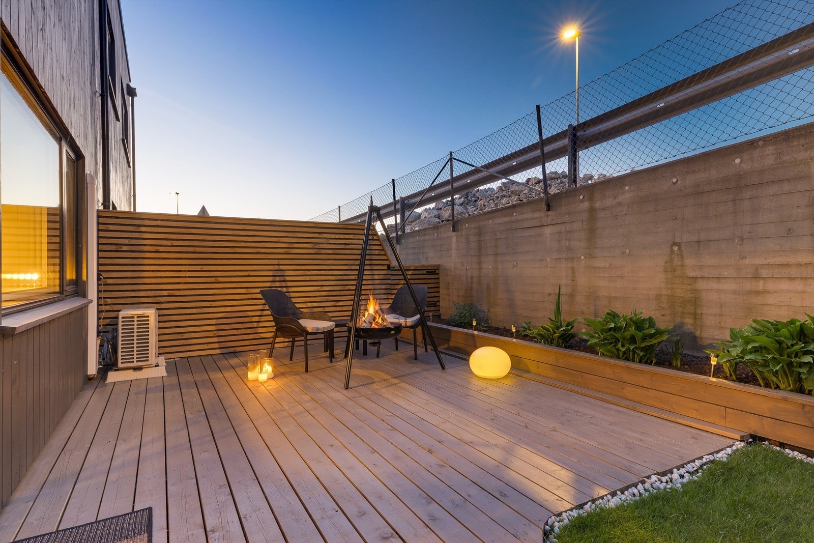 Med utgang fra stuen finner man en skjermet og koselig uteplass, opparbeidet med en kombinasjon av terrasse og hage. Galleribilde