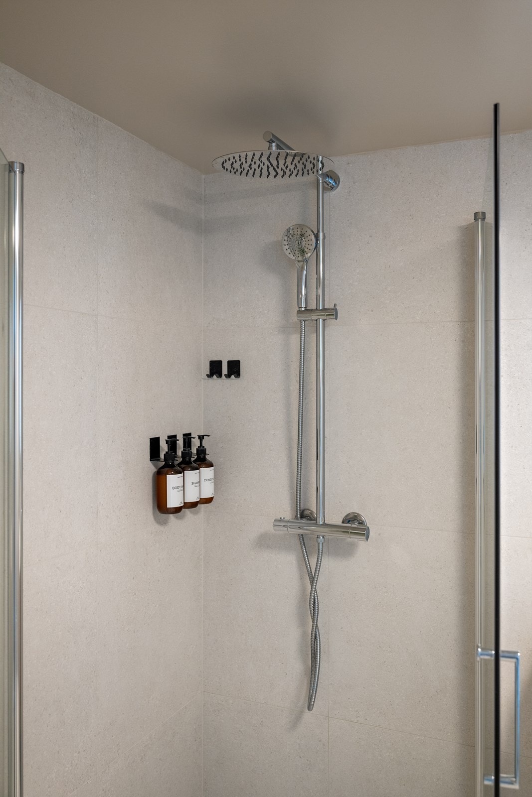 Badet er ellers utstyrt med dusjhjørne, vegghengt toalett og baderomsinnredning med god lagringsplass og nedfelt servant. Galleribilde