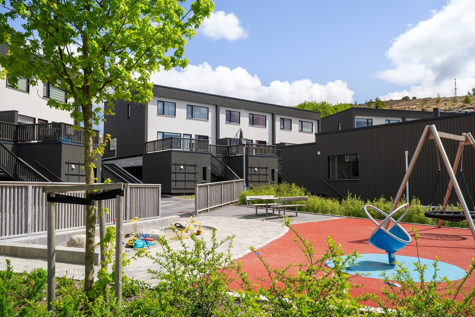 Nabolaget er pent opparbeidet med grøntarealer og lekeplasser. Ypperlig for barnefamilien. Galleribilde