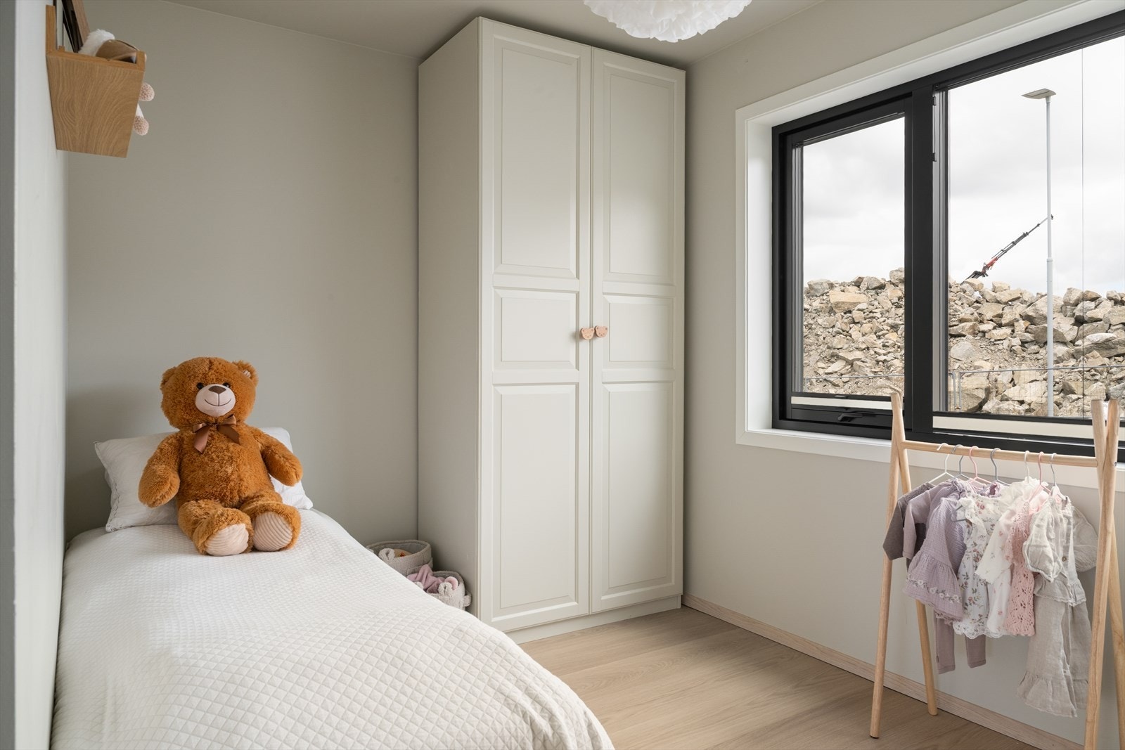Soverom som passer godt som barne- eller ungdomsrom. Også dette er utstyrt med garderobe. Galleribilde