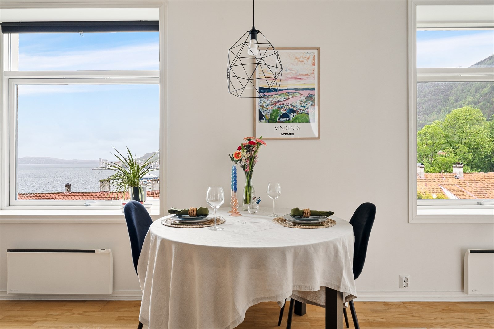 Her kan man nyte en flott utsikt mot innseilingen til Bergen og de karakteristiske byfjellene som omkranser byen. Galleribilde