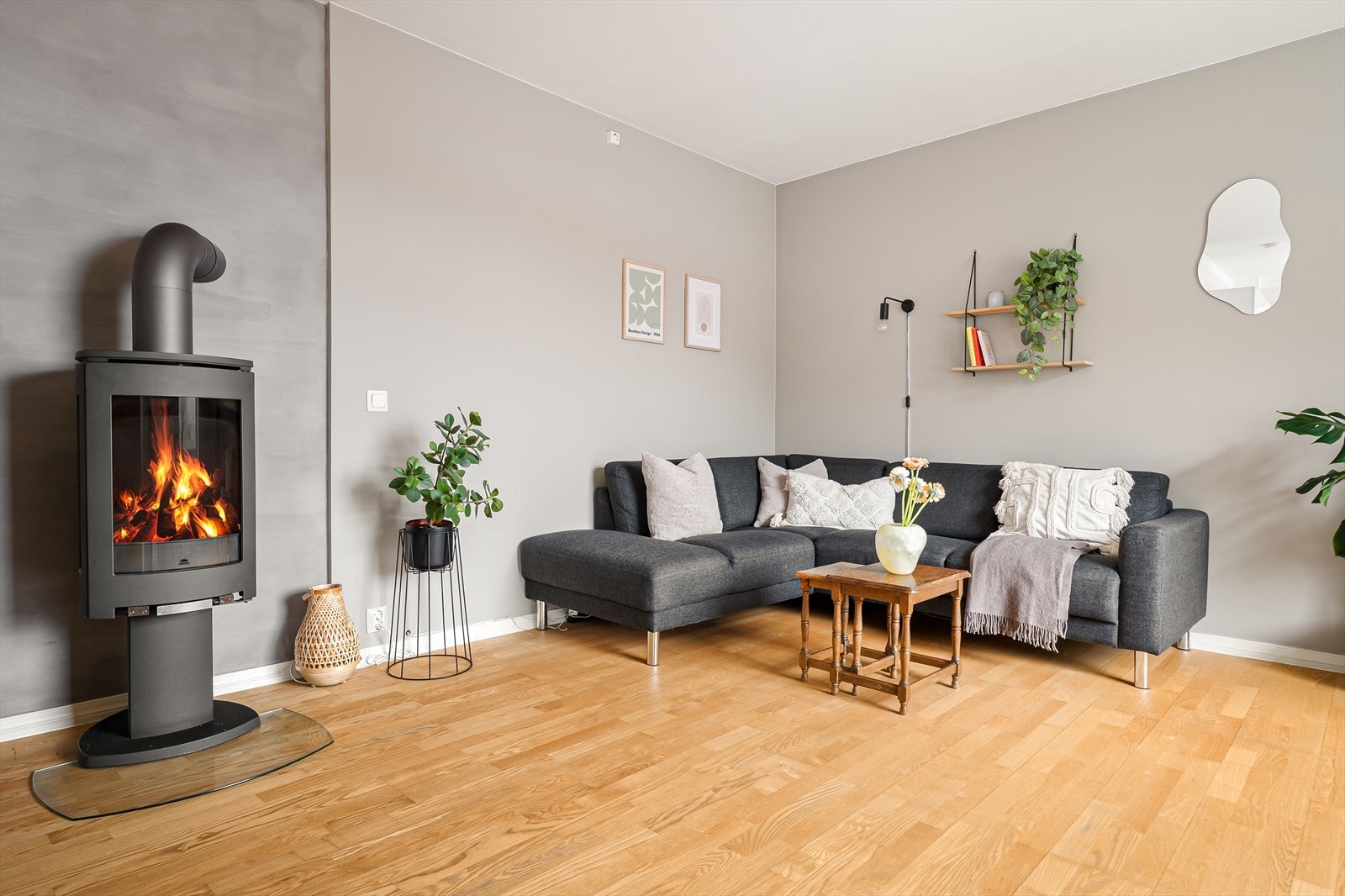 Leiligheten har en hyggelig peis med glassfront Galleribilde
