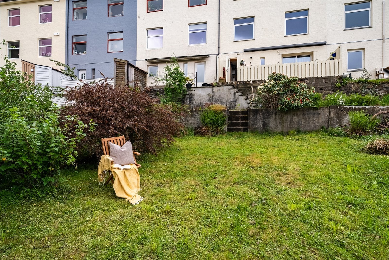 Sameiet har en stor felles hage med gode solforhold Galleribilde