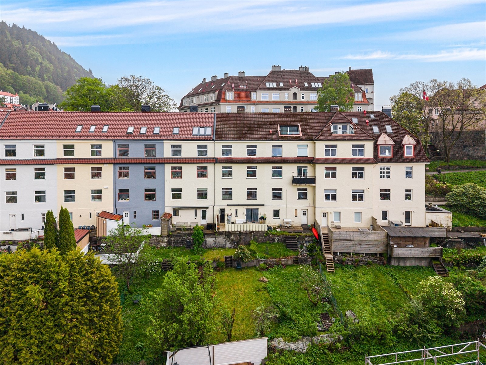 Sameiet består av 4 boligseksjoner med en felles tomt på ca. 217 m². Galleribilde