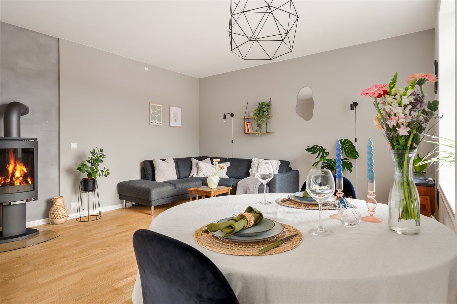 Hele leiligheten ble pusset opp med nye overflater, bad, vinduer, innredninger, el-, og røranlegg i 2007/2008. Galleribilde