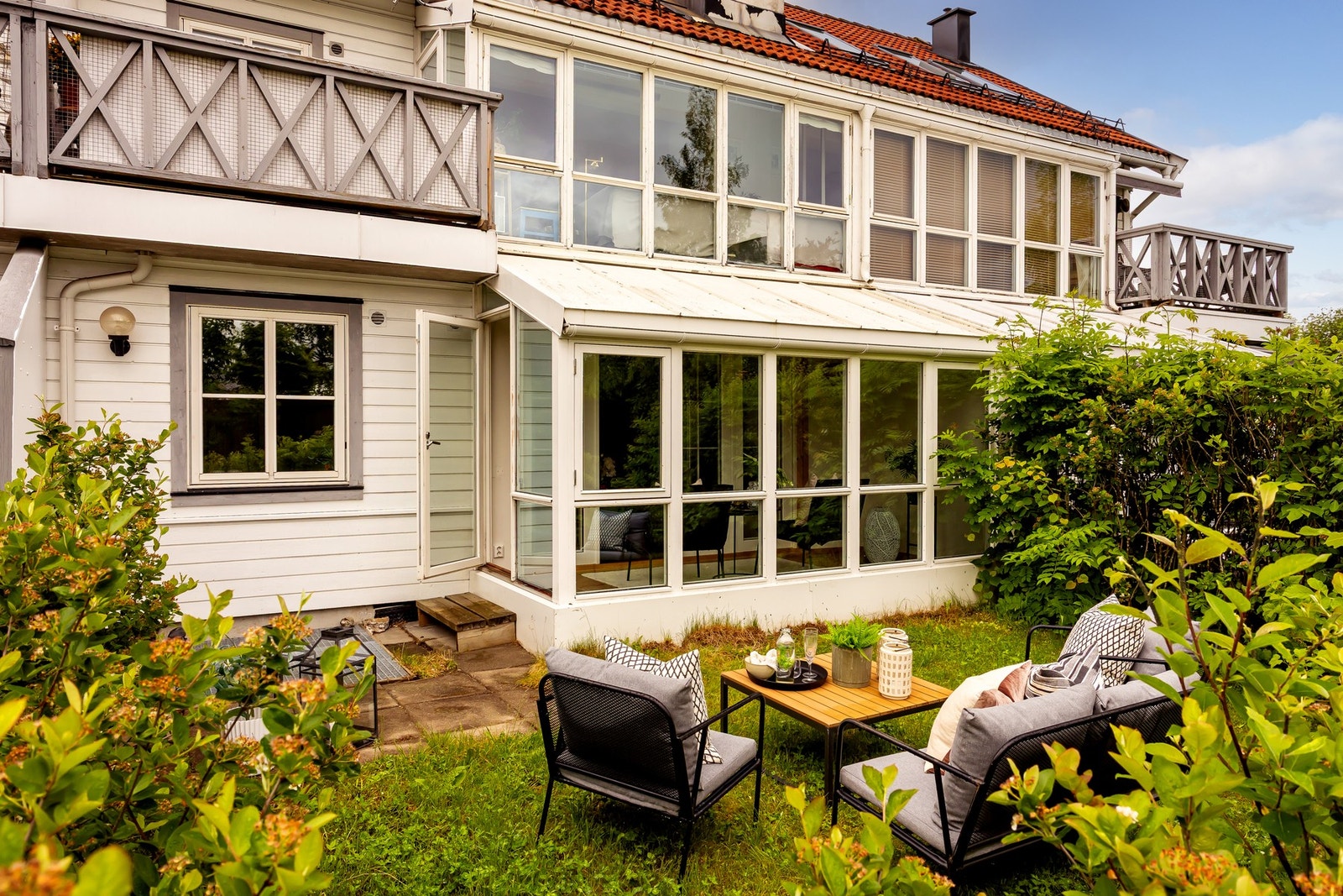 Rekkehusleilighet over to plan med solrike uteplasser. Galleribilde