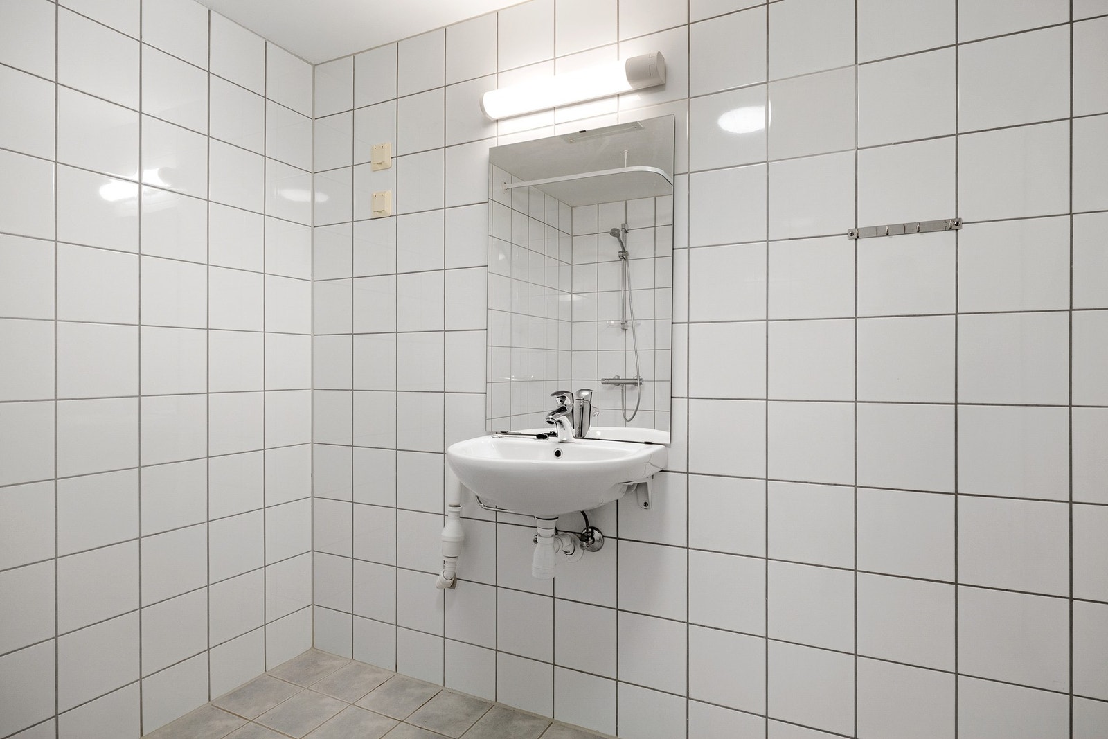 Romslig bad med fliser på vegger og gulv, samt gulvvarme. Galleribilde