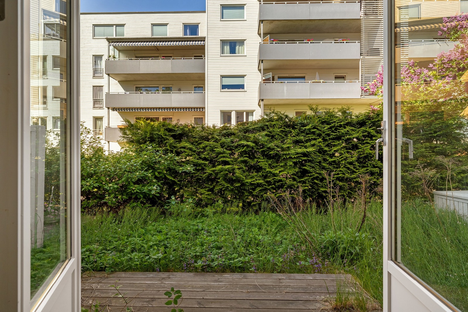 Fra stue er det utgang til markterrasse. Galleribilde