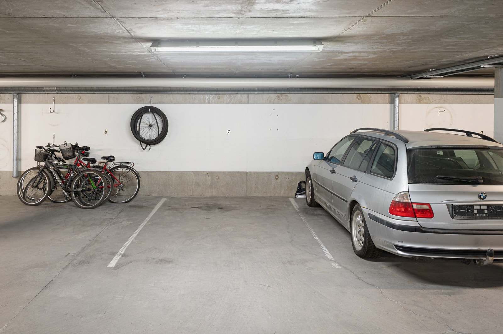 Fast parkeringsplass i kjeller Galleribilde