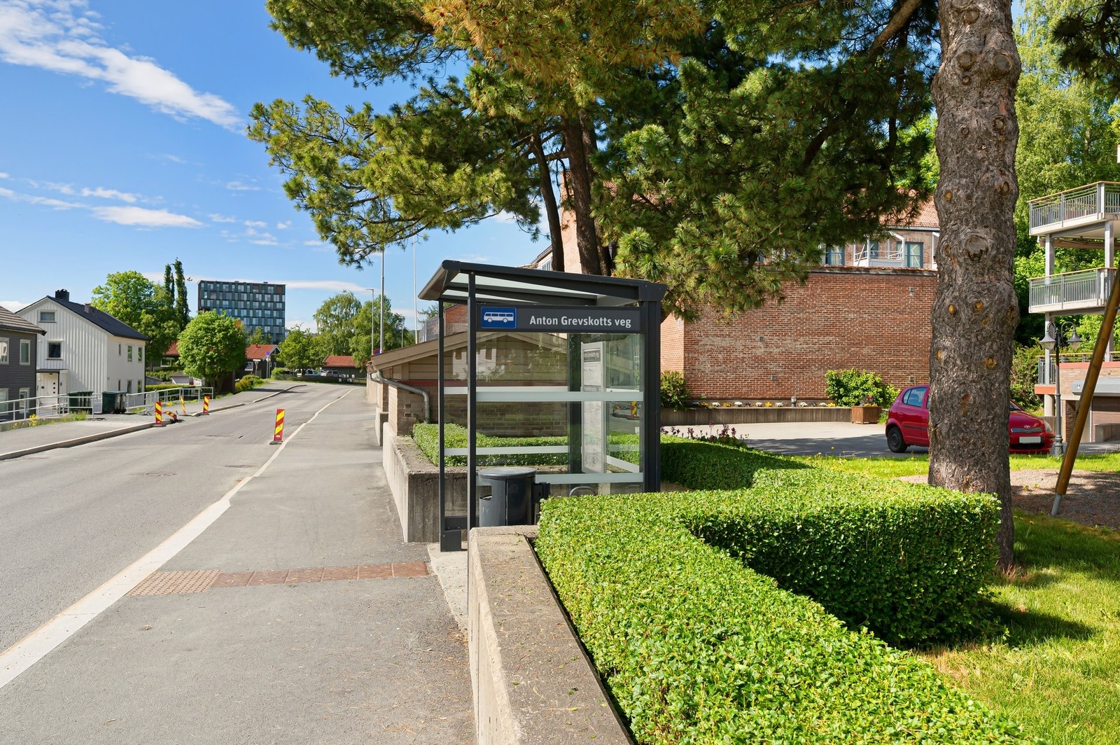 Bussholdeplass rett ved boligen Galleribilde