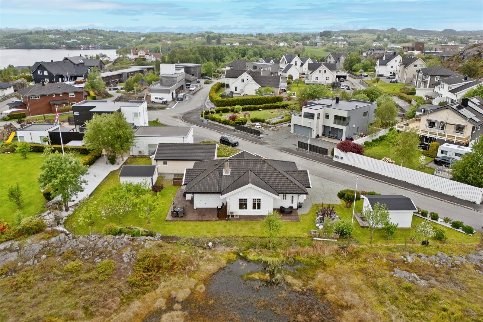 Innholdsrik enebolig med flott uteområde Galleribilde