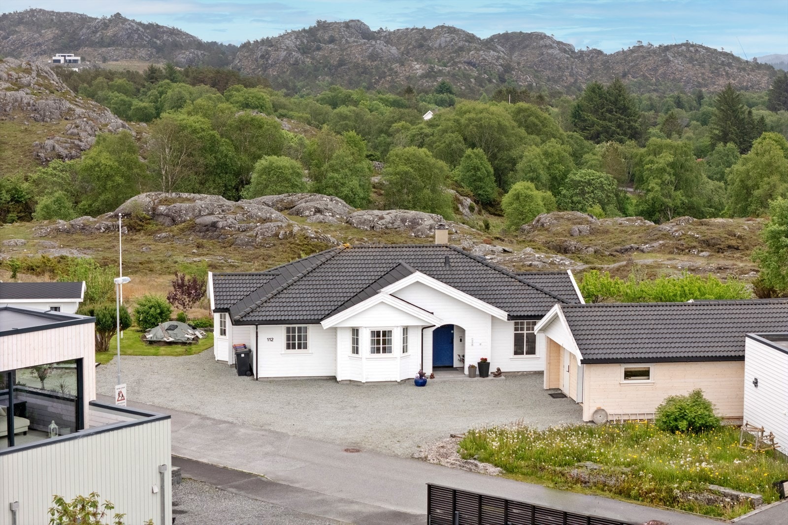 romslig gårdstun Galleribilde