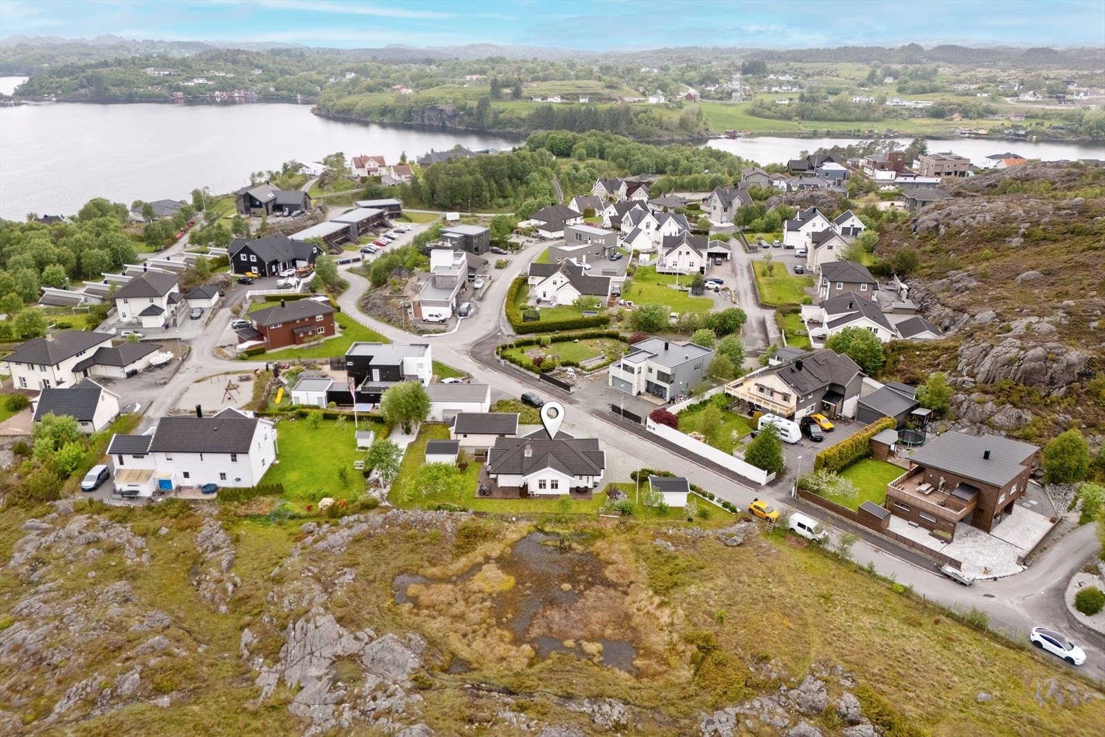 Dronebilde av nabolaget, etablert boligfelt Galleribilde